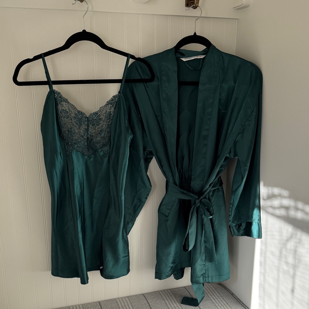 Like Emerald Green New Victoria's Secret Slip & Robe Set size small